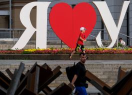 Anti-tank hedgehogs near the photo zone "I love Ukraine"