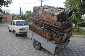The car is transporting scrap metal from Irpen in a trailer