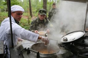 Польова кухня під час вишколу особового складу підрозділів Сил територіальної оборони ЗСУ на Київщині