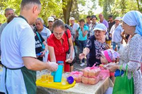 Hare Krishna volunteers distribute free food