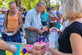 Hare Krishna volunteers distribute free food