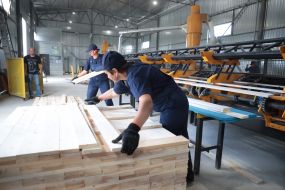 Работники цеха составляют готовую продукцию