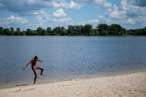 Відпочинок на одному з пляжів у Києві
