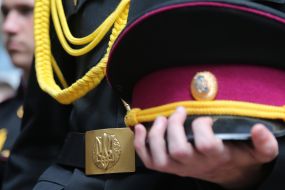 Кадет держит фуражку в руках во время исполнения гимна Украины