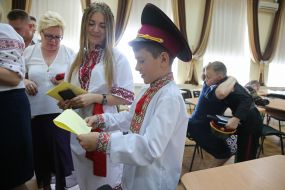 Участники акции читают "Письмо Победы" украинским бойцам