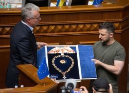 Gitanas Nauseda presents Volodymyr Zelenskyi with Lithuania's highest award, the Order of Vytautas the Great