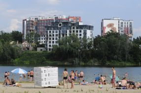 Люди відпочивають на міському пляжі в Ірпені