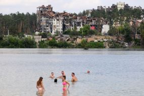 Люди відпочивають на міському пляжі в Ірпені