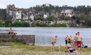 Люди відпочивають на міському пляжі в Ірпені