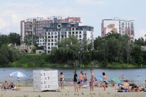 Люди відпочивають на міському пляжі в Ірпені