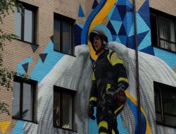 Мурал «Герои без оружия» на фасаде одного из административных зданий ГСЧС