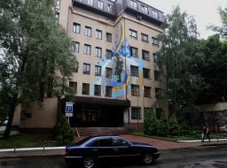 Мурал «Герои без оружия» на фасаде одного из административных зданий ГСЧС