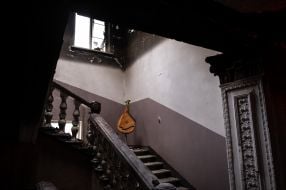 Бандура с украинской символикой в полуразрушенном в результате обстрелов российских оккупантов доме