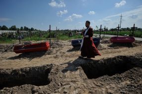 Reburial of unidentified dead civilians in Buchа