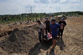 Reburial of unidentified dead civilians in Buchа