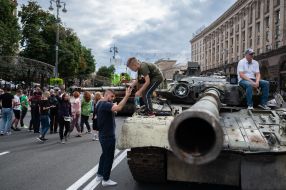 "Parade" of destroyed Russian military equipment on Khreschatyk