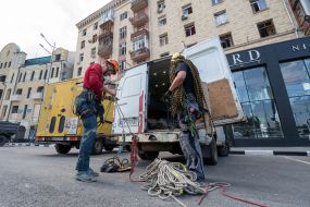 Industrial climbers getting ready for work near the Real Estate House