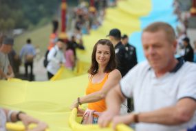 Люди держат флаг Украины