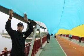 Люди держат флаг Украины