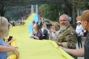 Люди держат флаг Украины