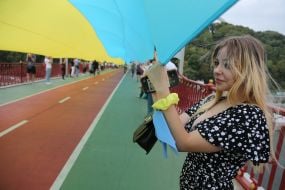 Люди держат флаг Украины