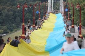 Люди держат флаг Украины