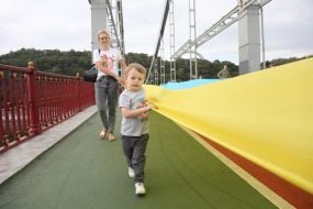 Люди держат флаг Украины