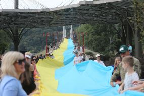 Люди держат флаг Украины