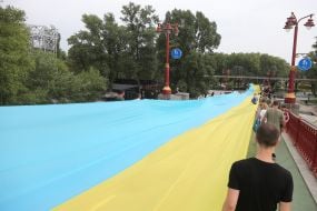 Люди держат флаг Украины