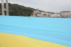 Люди держат флаг Украины