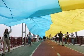 Люди держат флаг Украины