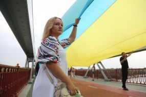 Люди держат флаг Украины