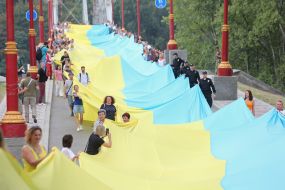 Люди держат флаг Украины