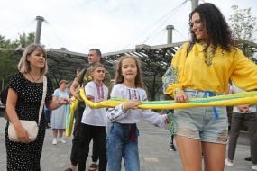 Люди держат флаг Украины