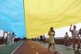 Люди держат флаг Украины