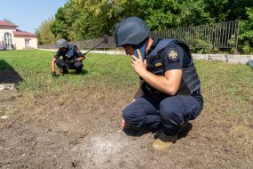Sappers are looking for shell fragments