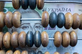 Счетница лежит на 500-гривневой купюре