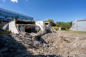 Воронка от взрыва российской ракеты С-300 во дворе спортивного комплекса "Локомотив" в Харькове