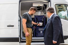 Viktor Mykyta and Jozef Bachkai inspect thermoboxes