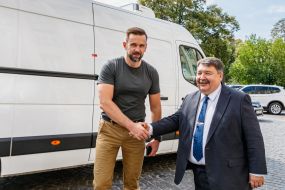 Viktor Mykyta and Jozef Bachkai inspect thermoboxes