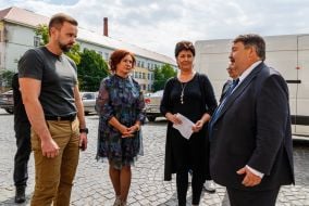 Viktor Mykyta and Jozef Bachkai inspect thermoboxes