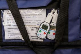 Thermal container for transporting vaccines with thermometers