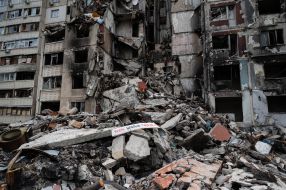 Зруйнований після ракетного обстрілу багатоквартирний житловий будинок