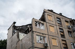 Зруйнований після ракетного обстрілу багатоквартирний житловий будинок