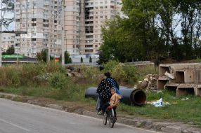Жінка з дитиною на велосипеді
