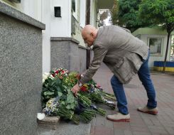 Flowers in memory of Queen Elizabeth II near the British embassy