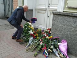 Flowers in memory of Queen Elizabeth II near the British embassy