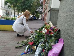 Flowers in memory of Queen Elizabeth II near the British embassy