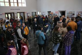 People in the premises of the Kyiv Children's Passenger Railway station