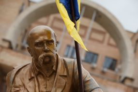 Прапор України на пам'ятнику Тарасу Шевченку  в Балаклії